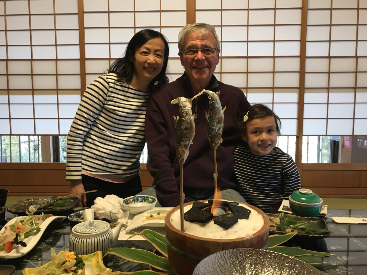 旅館の日本料理を堪能するカナダ人旅行者