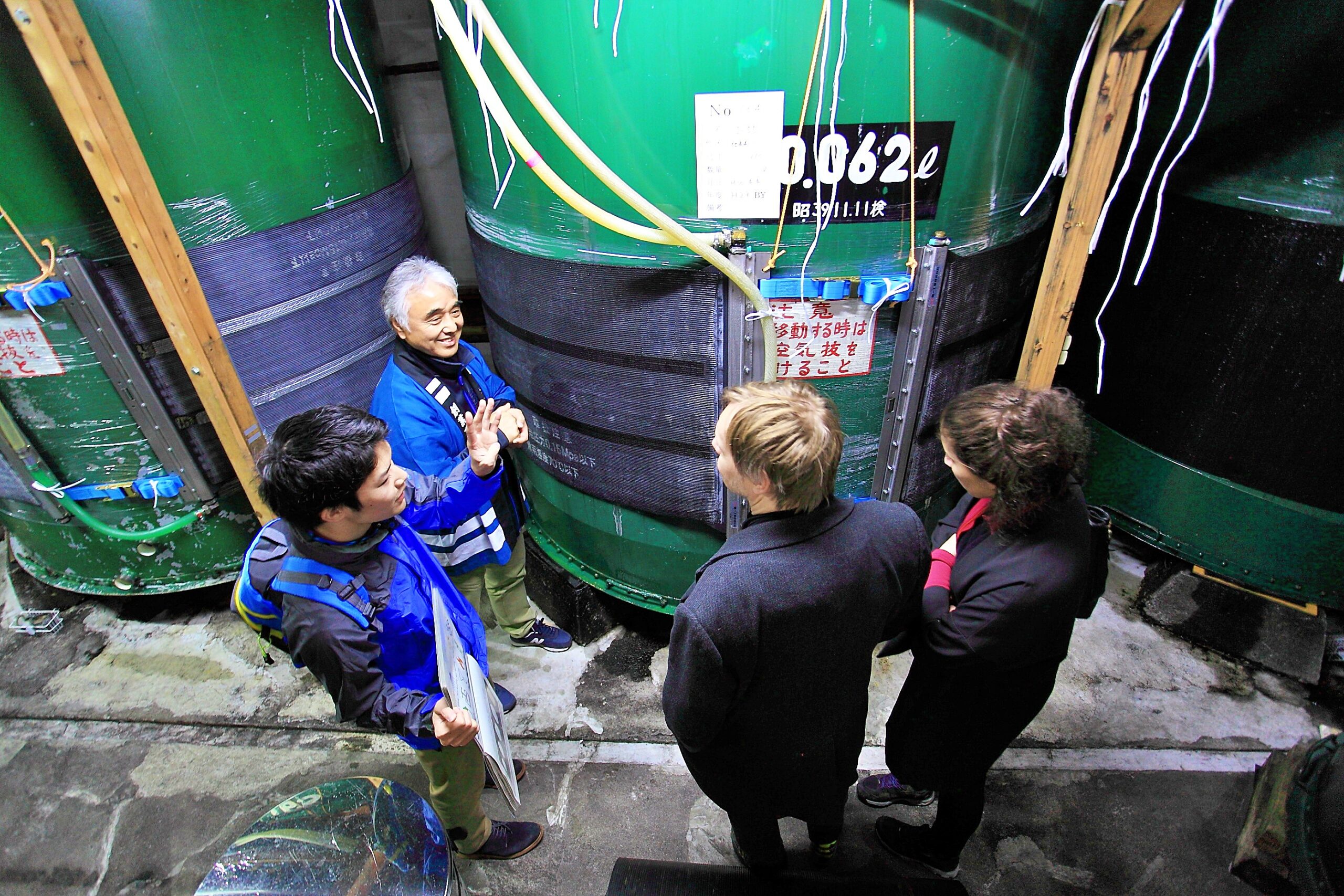 European guests learning the way to brew sake in Hida