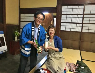 A Thai traveler holding sake by the brewer