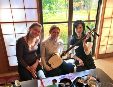 三味線を持つフランス人と写真を撮る飲食店オーナー