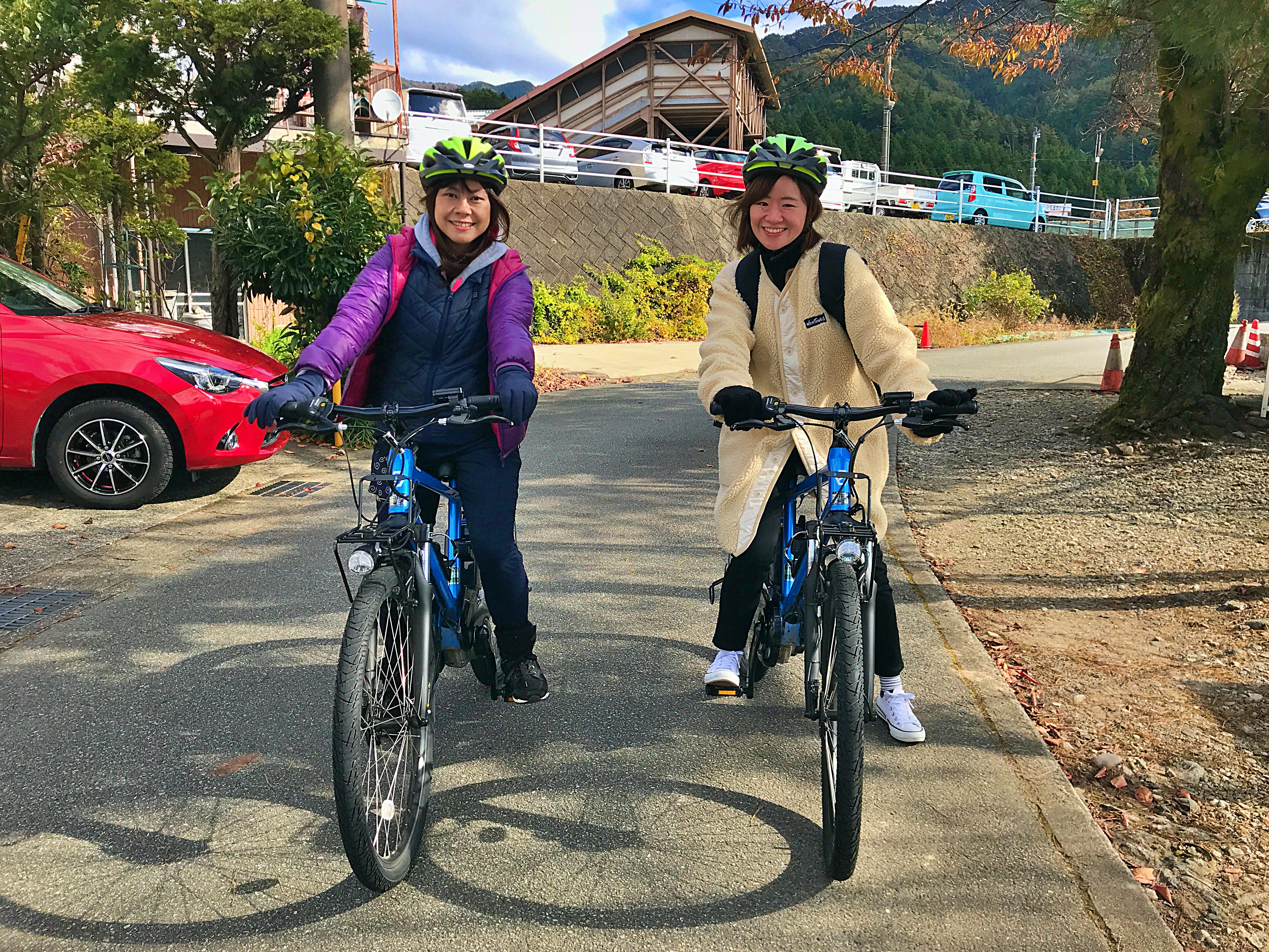 E-Bikeツアー出発前の女子旅グループ