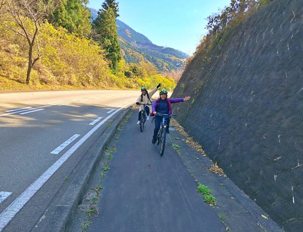 E-Bikeで坂道を登る女子旅グループ