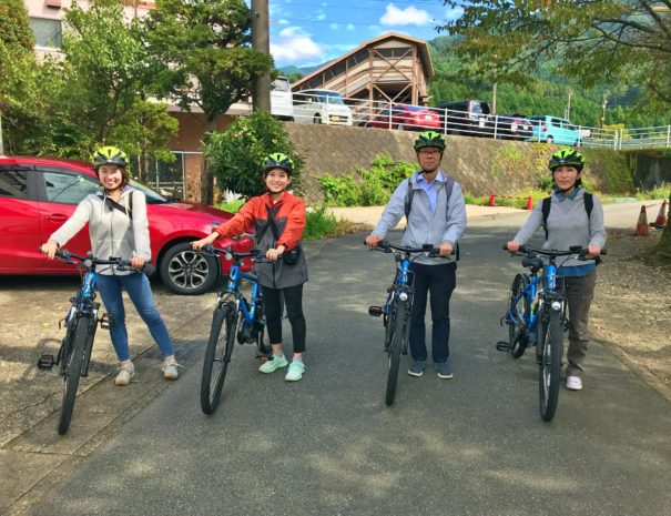 サイクリングツアーを楽しむ日本人旅行者