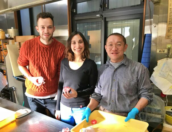 和菓子作りを楽しむ外国人旅行者