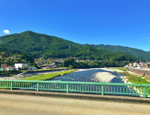 夏の飛騨川と萩原町