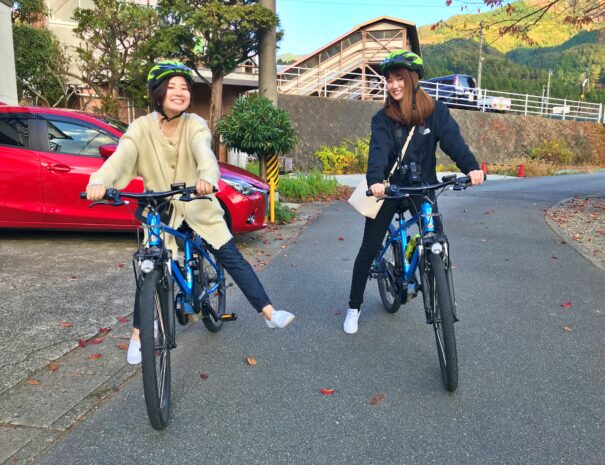 自転車に乗る女子旅グループ