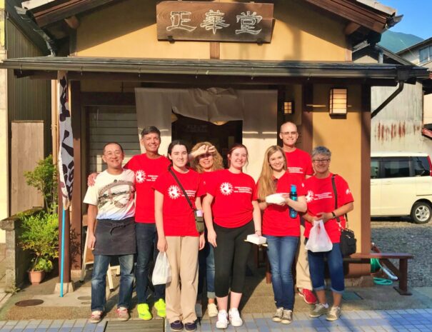 伝統建築の前で写真を取る外国人グループ