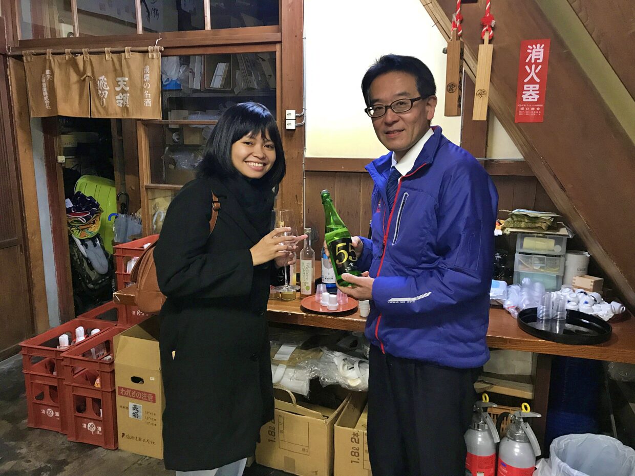 A sake shopper entertaining the guest from Indonesia