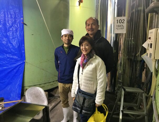 Hawaiian guests smiling with the sake brewer