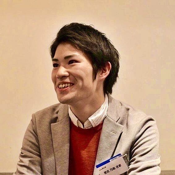 ジャケットを着た笑顔の日本人男性
