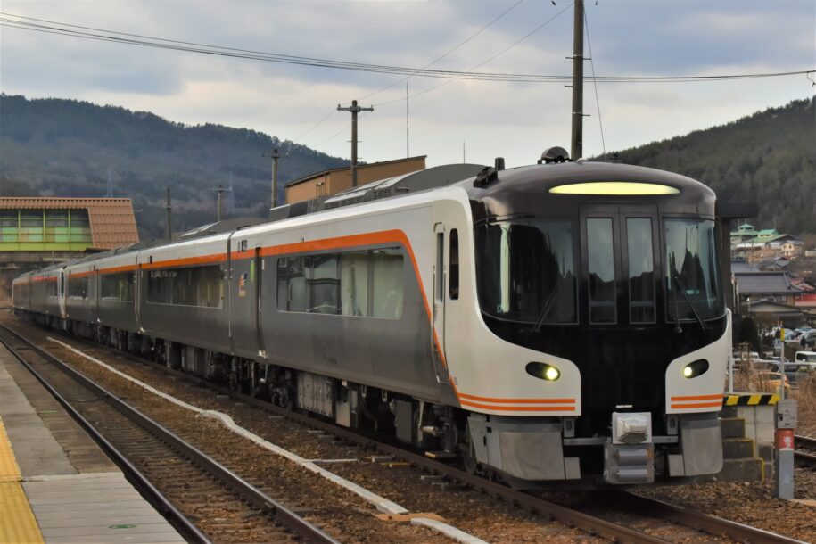 Express train of JR Takayama Line